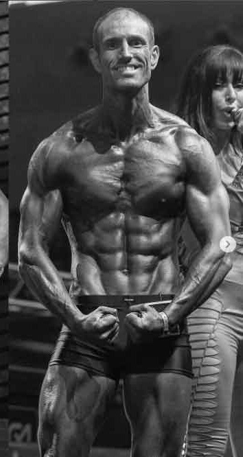 Sébastien en Classic Physique — photo noir et blanc