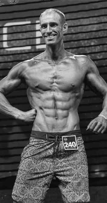 Sébastien en compétition Men's Physique — pose de face